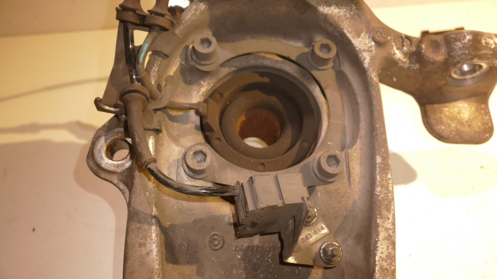 View Auto part Left Front Hub Assembly Maserati Quattroporte 2005