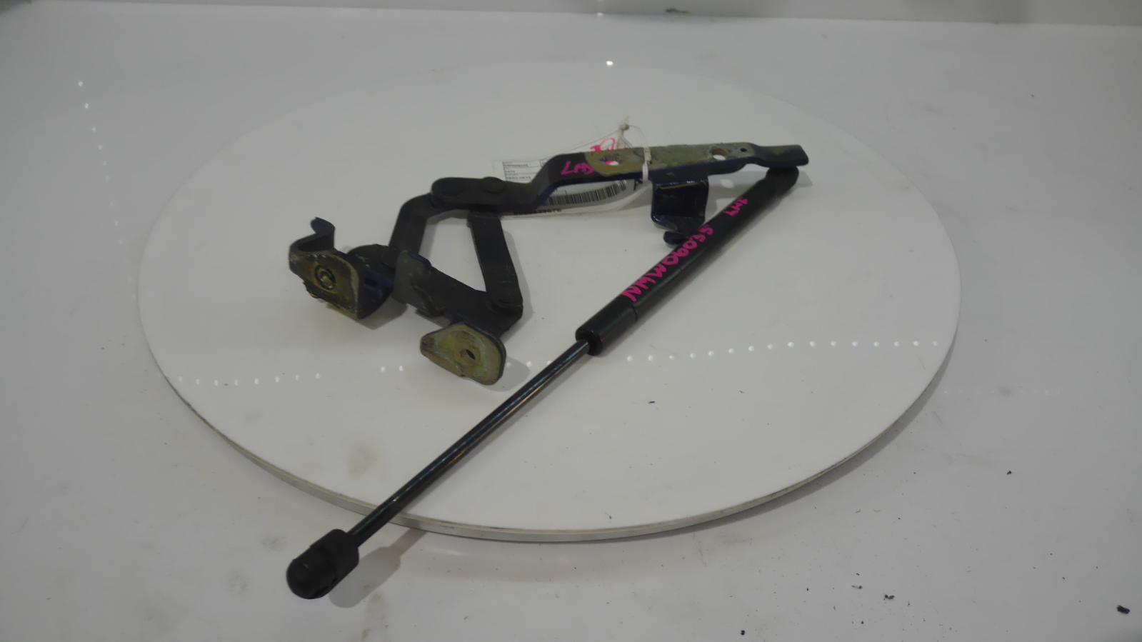View Auto part Bonnet Hinge/Strut Maserati Quattroporte 2006