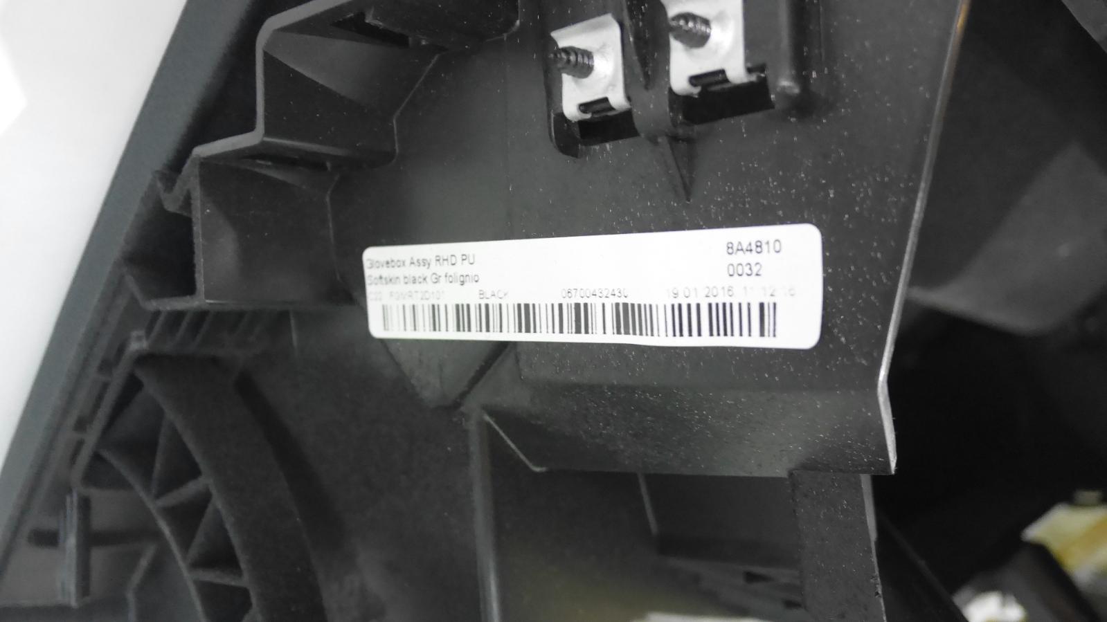 View Auto part Glove Box Maserati Ghibli  2015