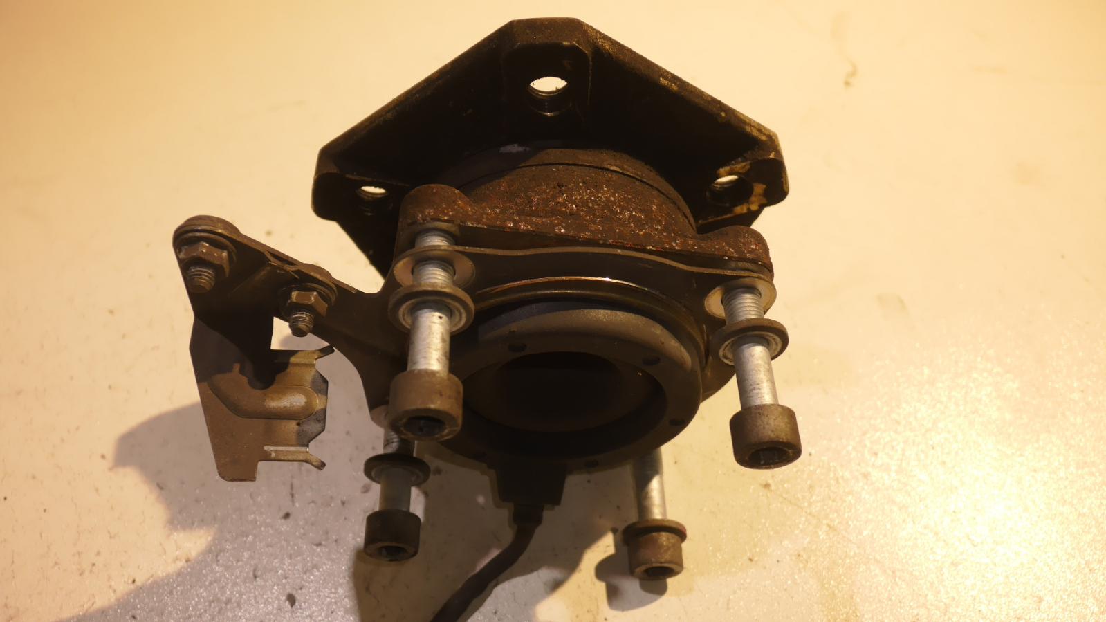 View Auto part Right Front Hub Assembly Maserati Quattroporte 2005
