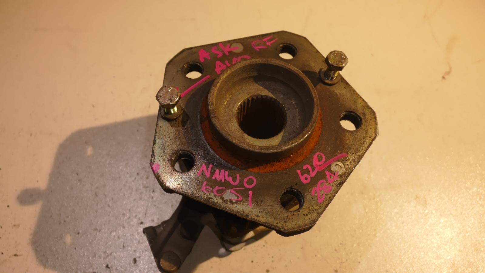 View Auto part Right Front Hub Assembly Maserati Quattroporte 2005