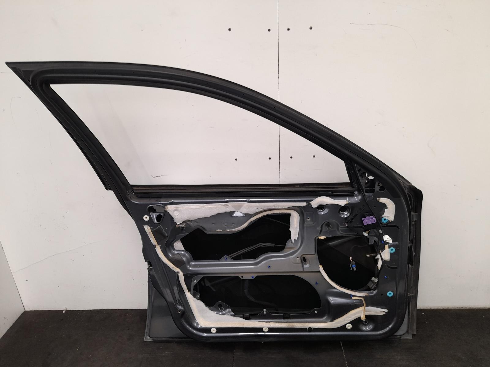 2004 Maserati Quattroporte Left Front Door View Auto part Left Front Door Maserati Quattroporte 2004
