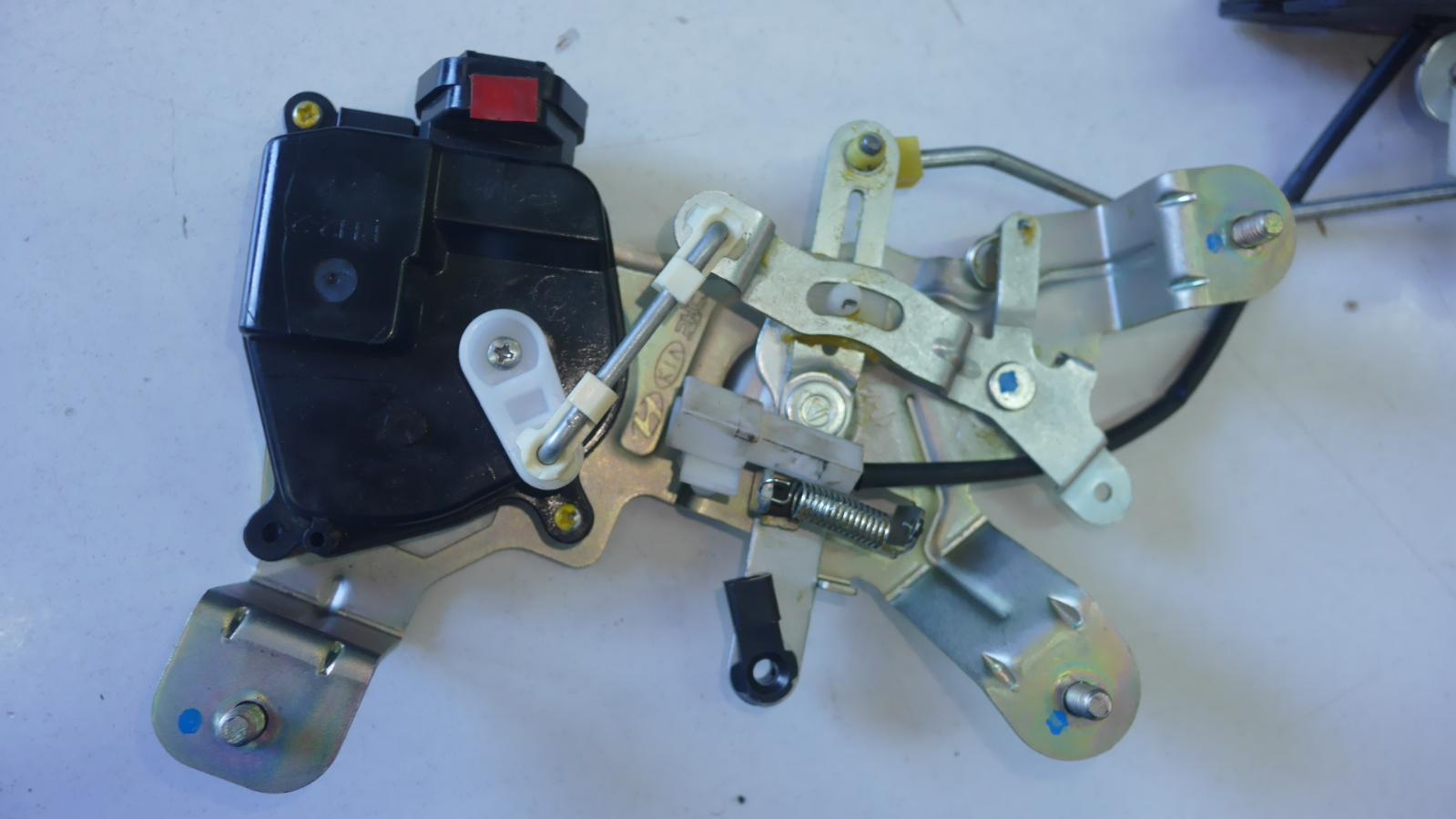 View Auto part Door/Boot/Gate Lock Kia Sorento 2007