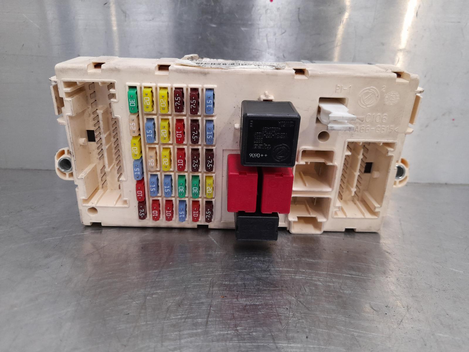 View Auto part Fuse Box Maserati Quattroporte 2006