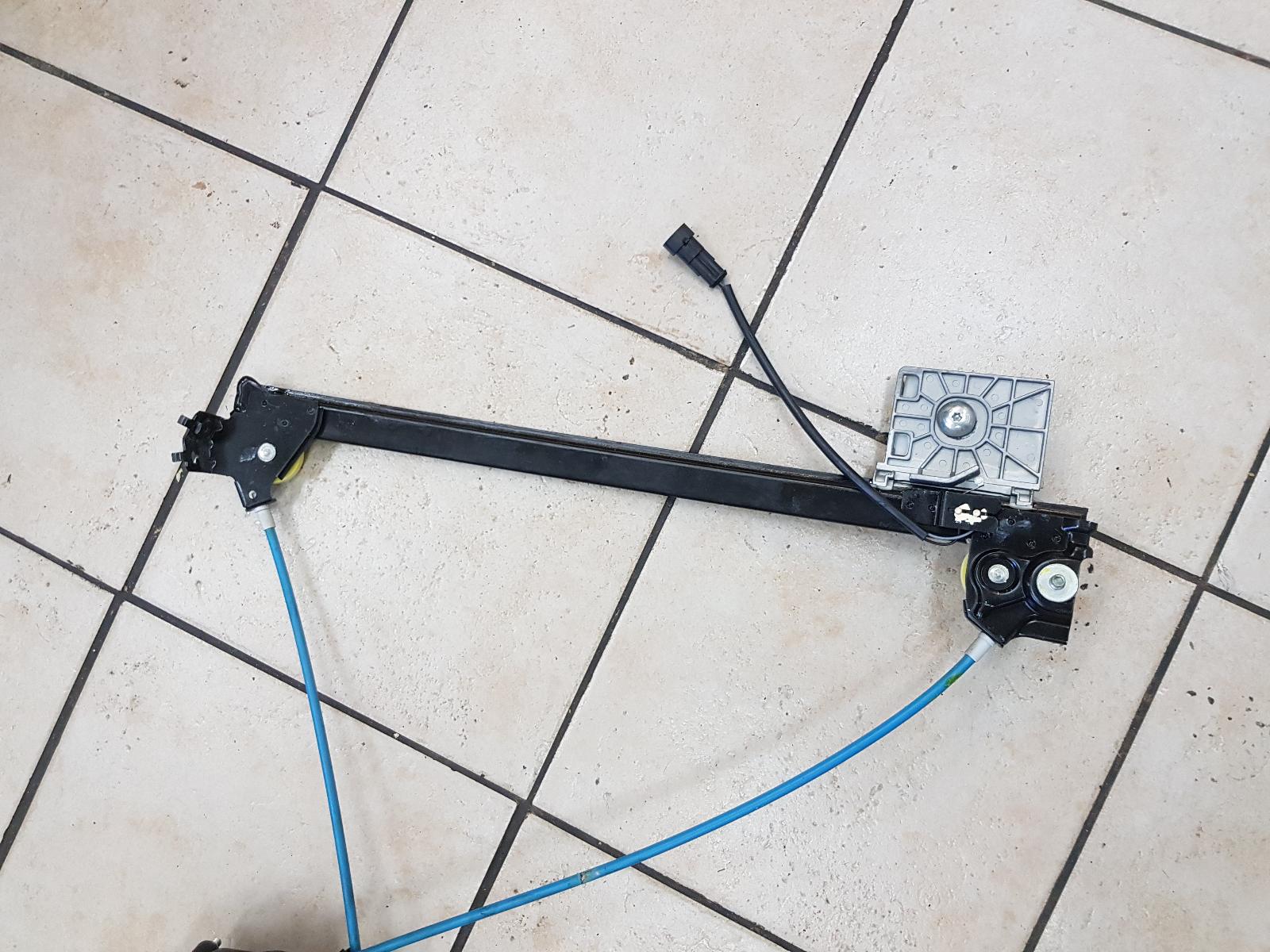 View Auto part Left Front Window Reg/Motor Maserati Granturismo 2008