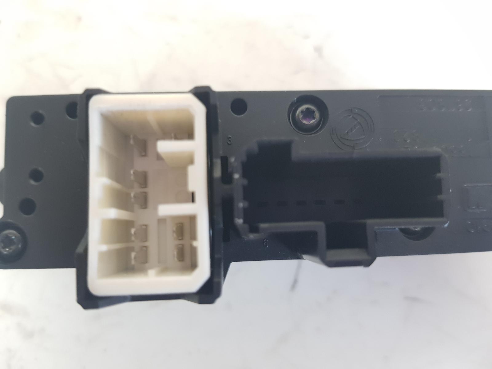 View Auto part Misc Switch/Relay Maserati Granturismo 2008
