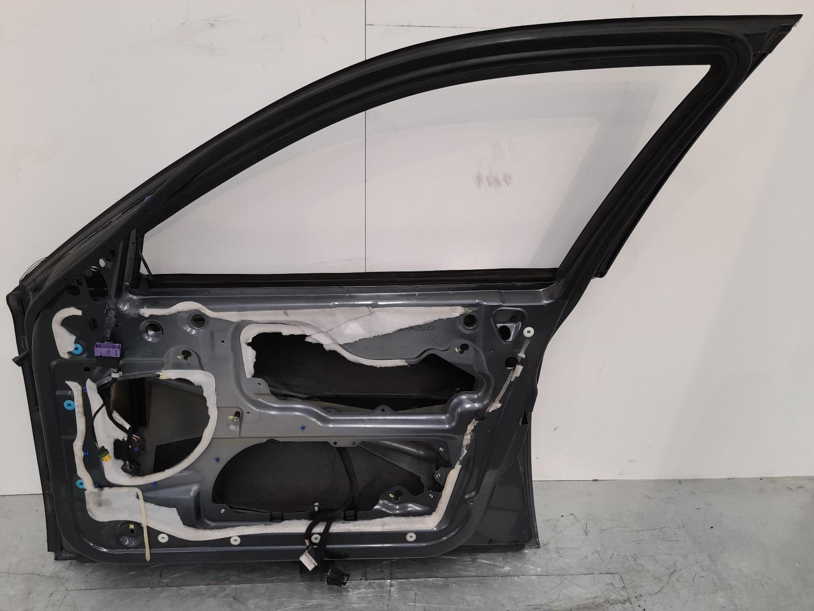 2004 Maserati Quattroporte Right Front Door View Auto part Right Front Door Maserati Quattroporte 2004