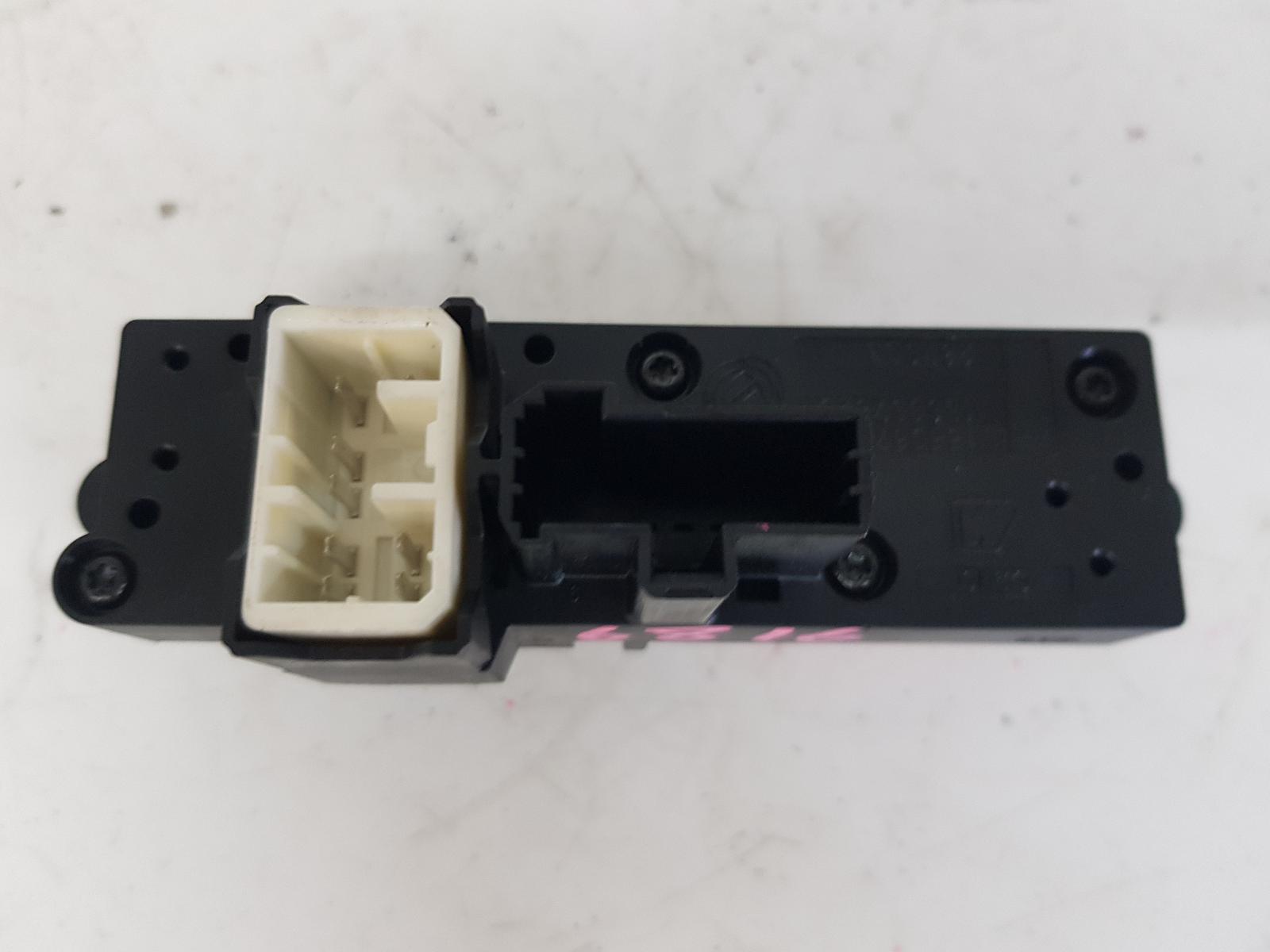 View Auto part Misc Switch/Relay Maserati Granturismo 2013