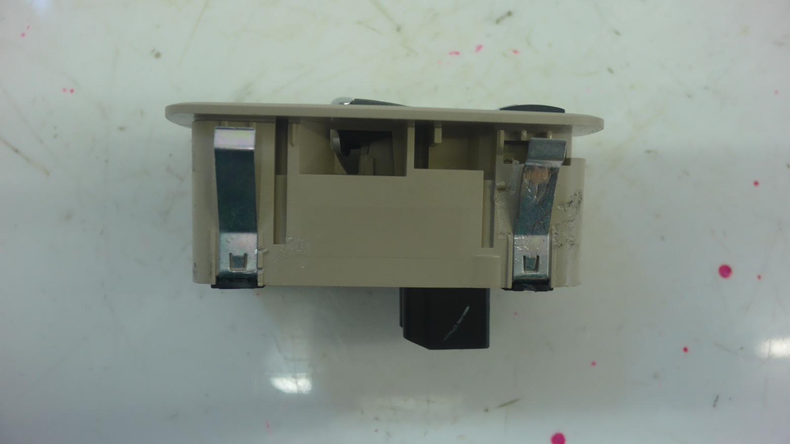 View Auto part Pwr Dr Wind Switch Maserati Levante 2019