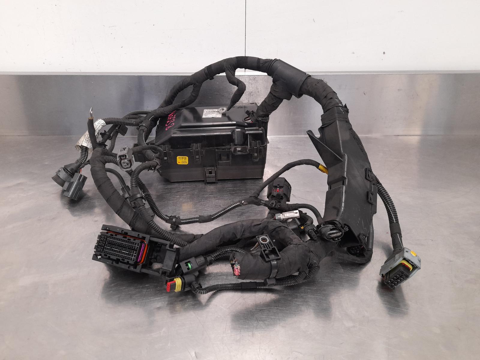 View Auto part Fuse Box Maserati Levante 2019