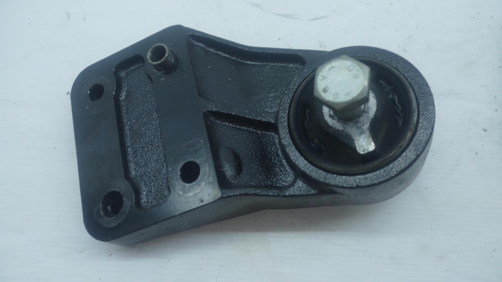 View Auto part Mount Maserati Granturismo 2013