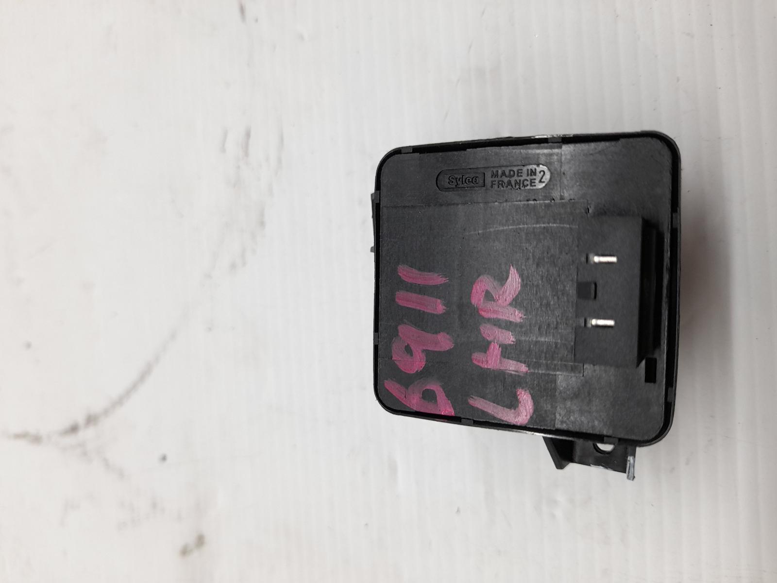 2004 Maserati Quattroporte Misc Switch/Relay View Auto part Misc Switch/Relay Maserati Quattroporte 2004