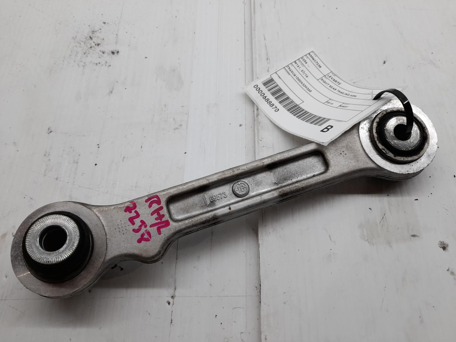 View Auto part Right Rear Trailing Arm Maserati Levante 2019