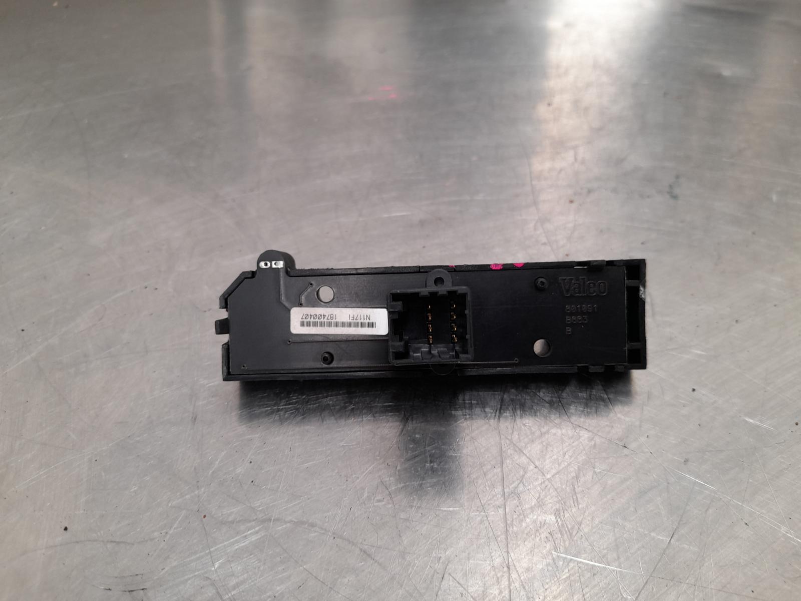 View Auto part Misc Switch/Relay Maserati Quattroporte 2004
