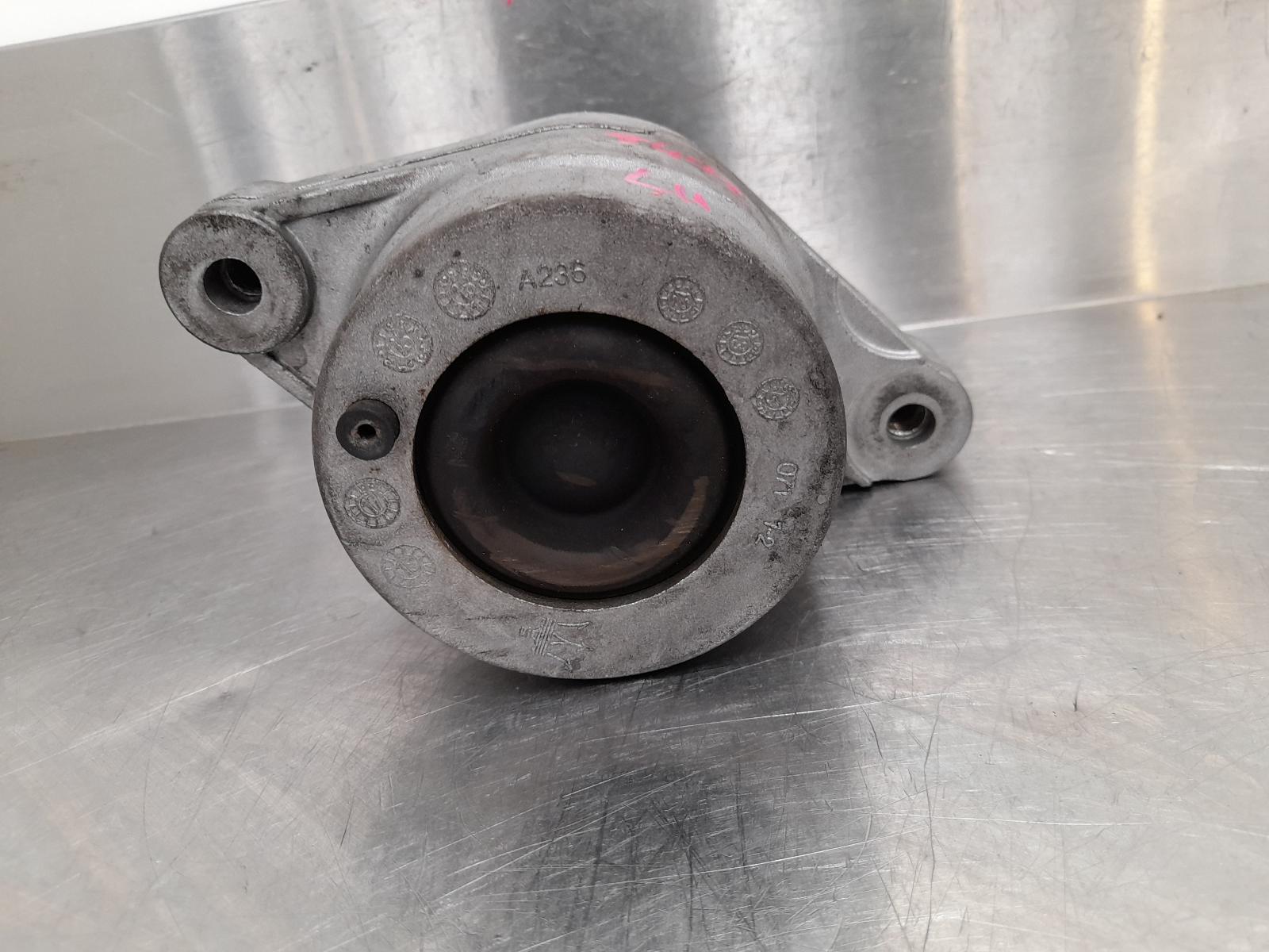 View Auto part Mount Maserati Quattroporte 2015