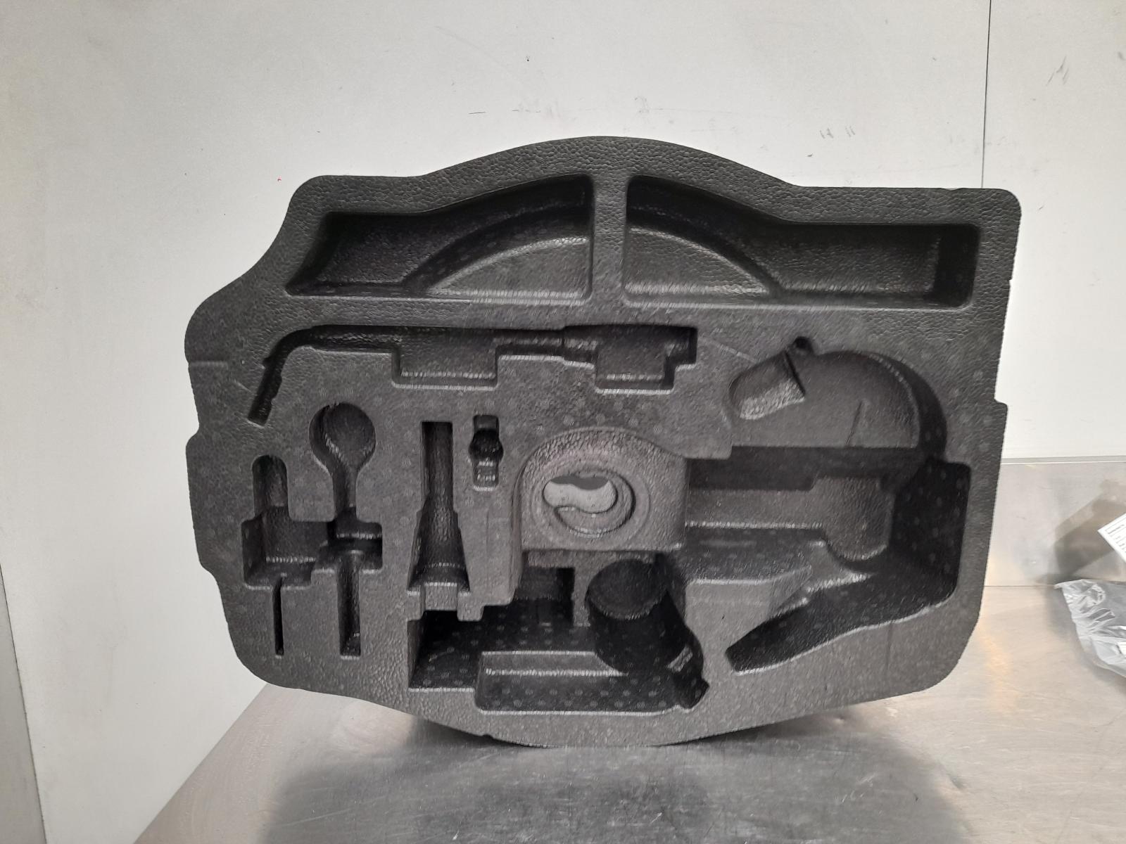 View Auto part Jack/Tool Kit Maserati Levante 2019