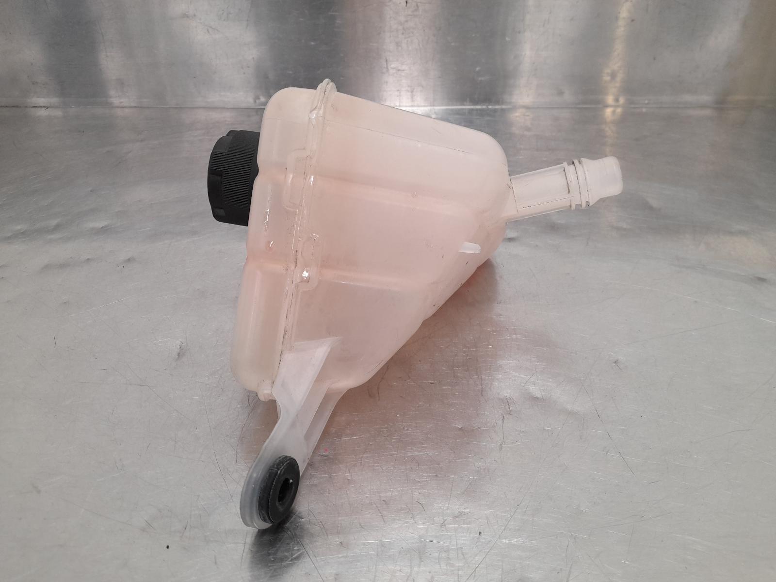 View Auto part Overflow Bottle Alfa Romeo Stelvio 2018