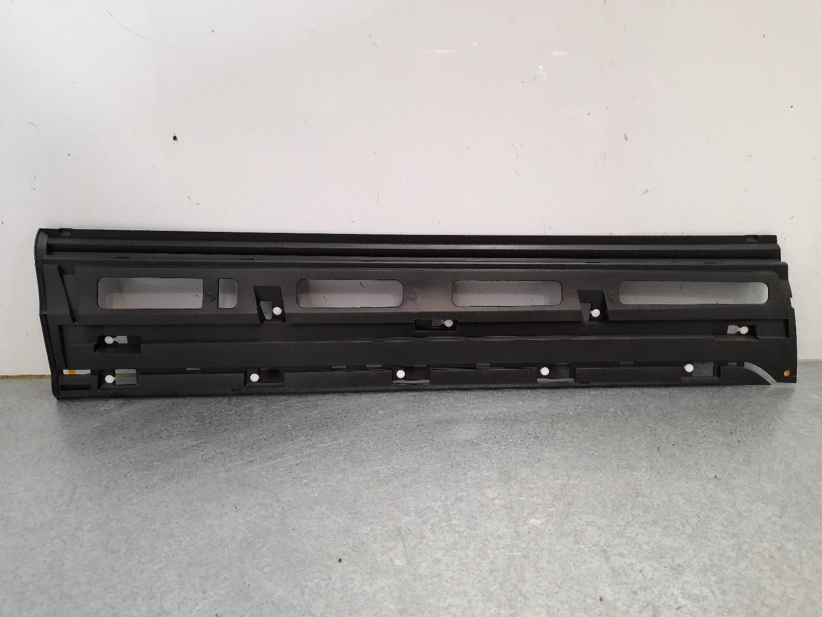View Auto part Body/Door Mould Bentley Bentayga 2024