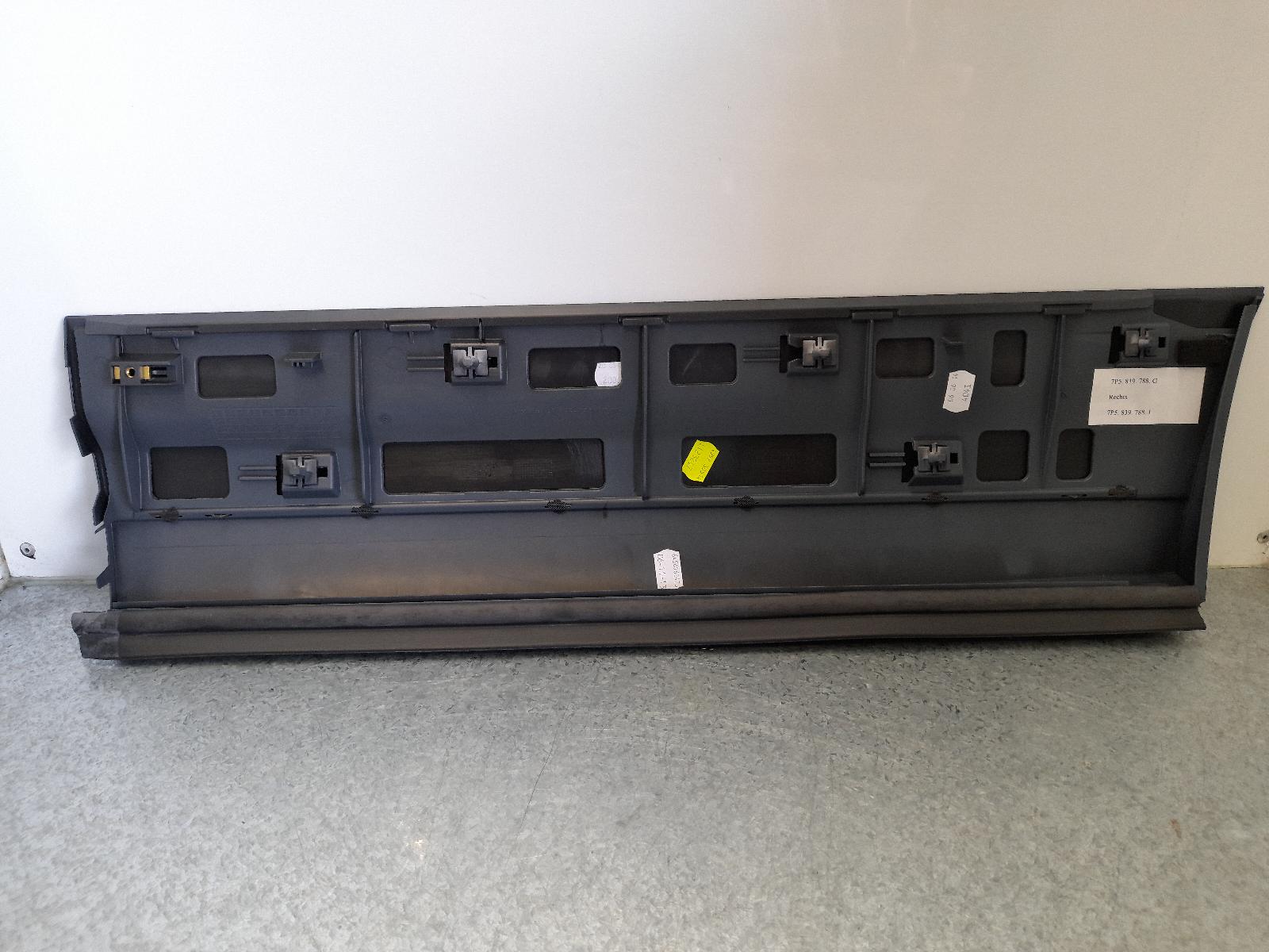 View Auto part Body/Door Mould Porsche Cayenne 2015