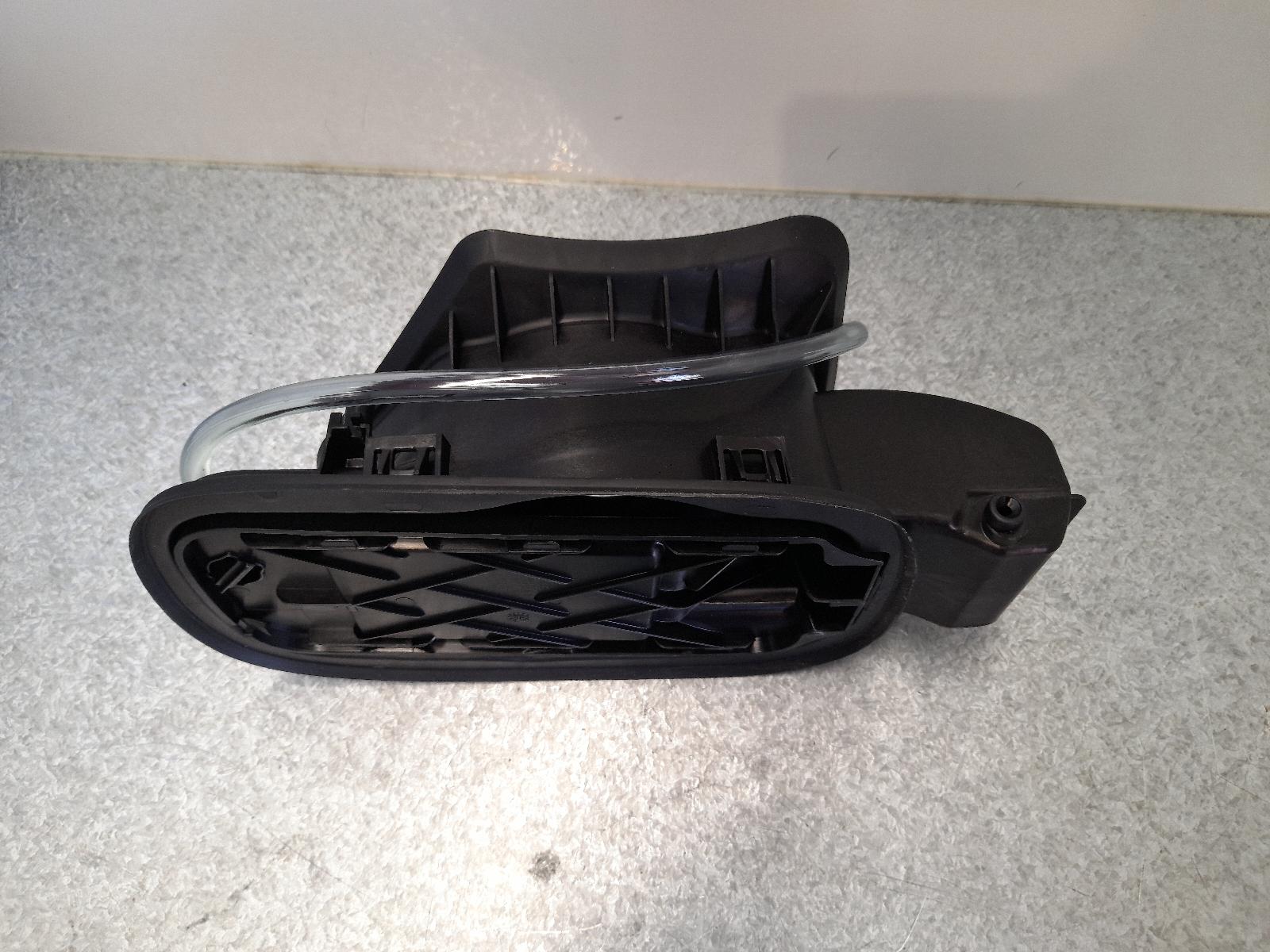 View Auto part Fuel Door / Filler Bentley Bentayga 2024