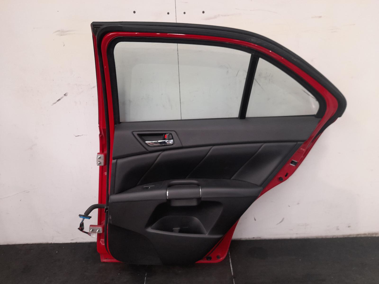 View Auto part Right Rear Door Sliding Suzuki Kizashi 2013
