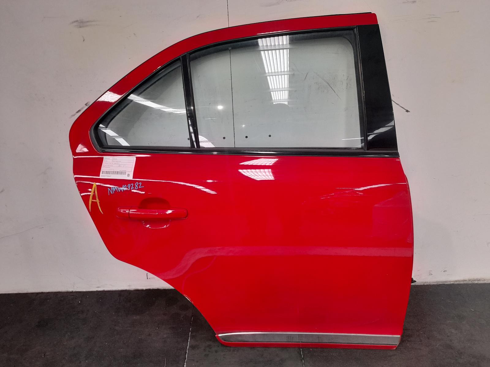 View Auto part Right Rear Door Sliding Suzuki Kizashi 2013
