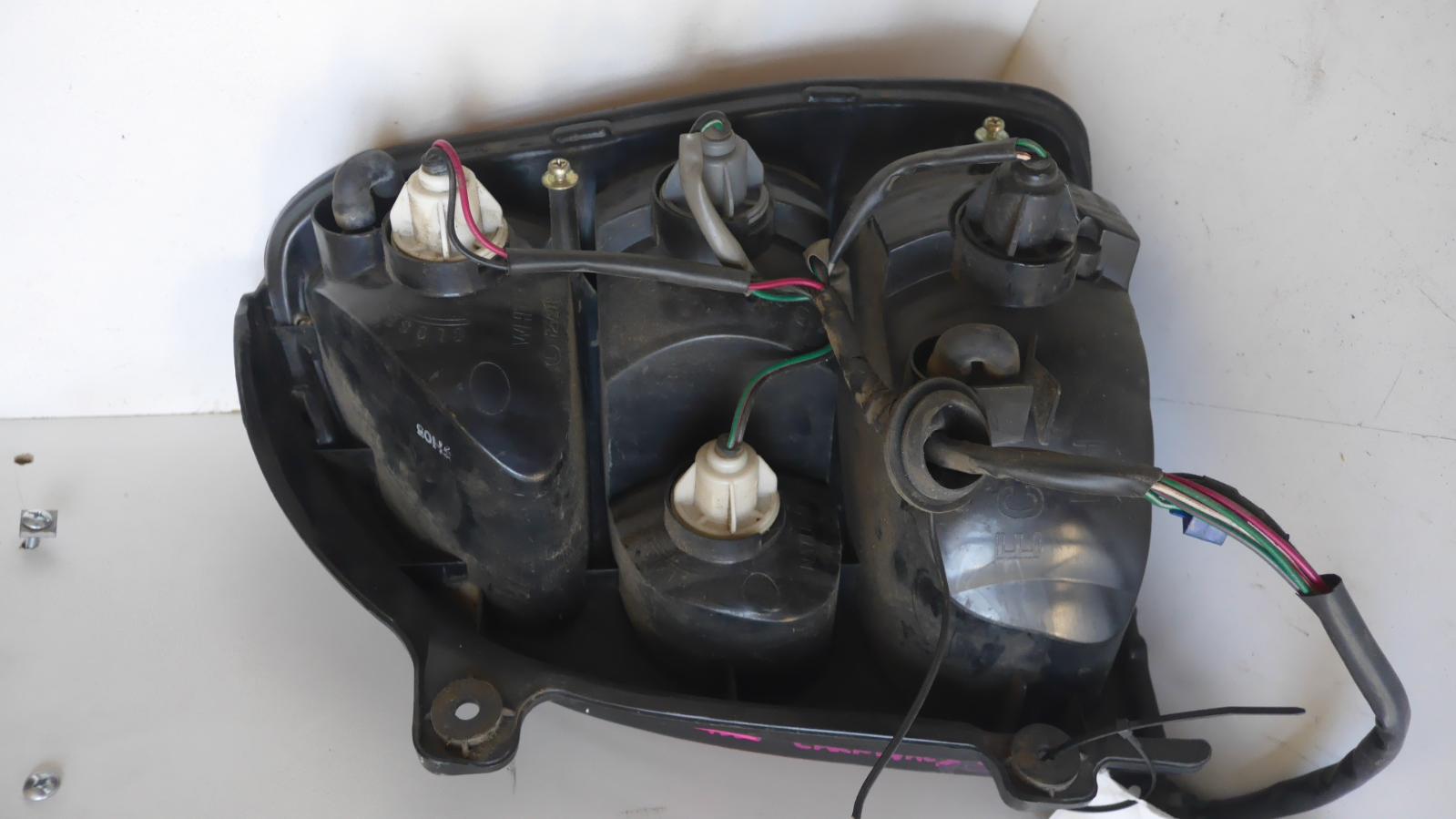 2000 Kia Carnival/grand Carnival Left Taillight View Auto part Left Taillight Kia Carnival/grand Carnival 2000
