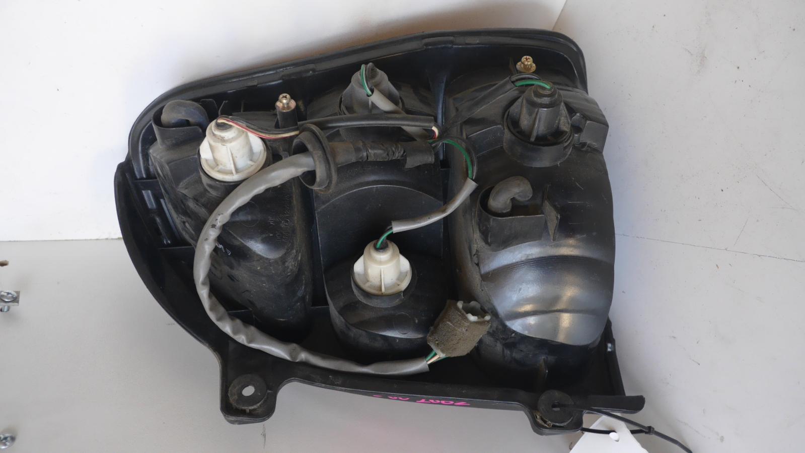 2000 Kia Carnival/grand Carnival Left Taillight View Auto part Left Taillight Kia Carnival/grand Carnival 2000