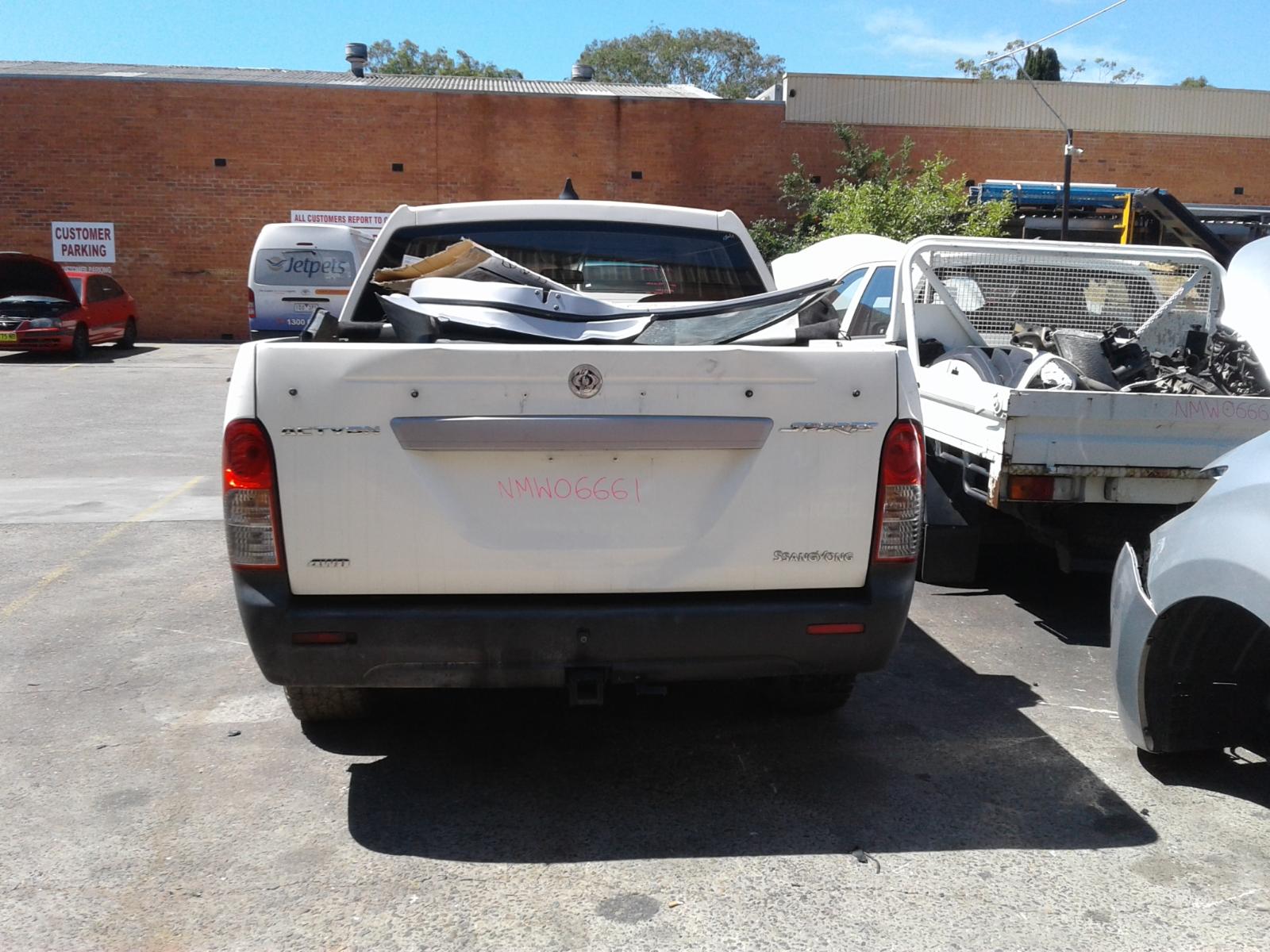 View Auto part Left Driveshaft Ssangyong Actyon 2009