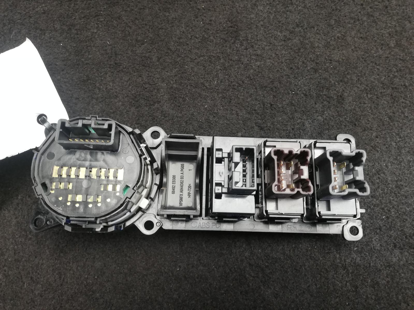 View Auto part Misc Switch/Relay Nissan Navara 2011