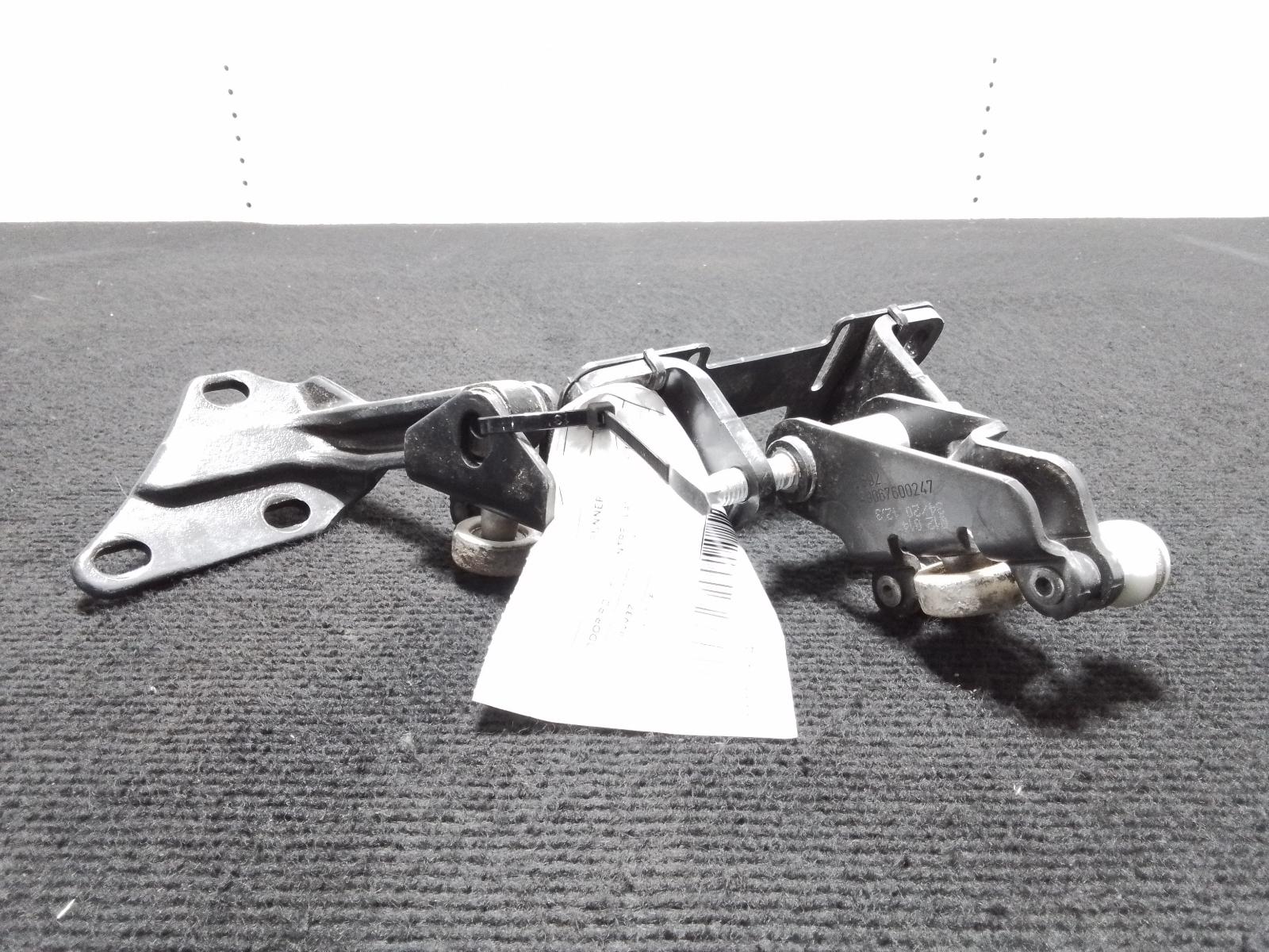 2015 Mercedes Sprinter Door Hinge/Runner View Auto part Door Hinge/Runner Mercedes Sprinter 2015