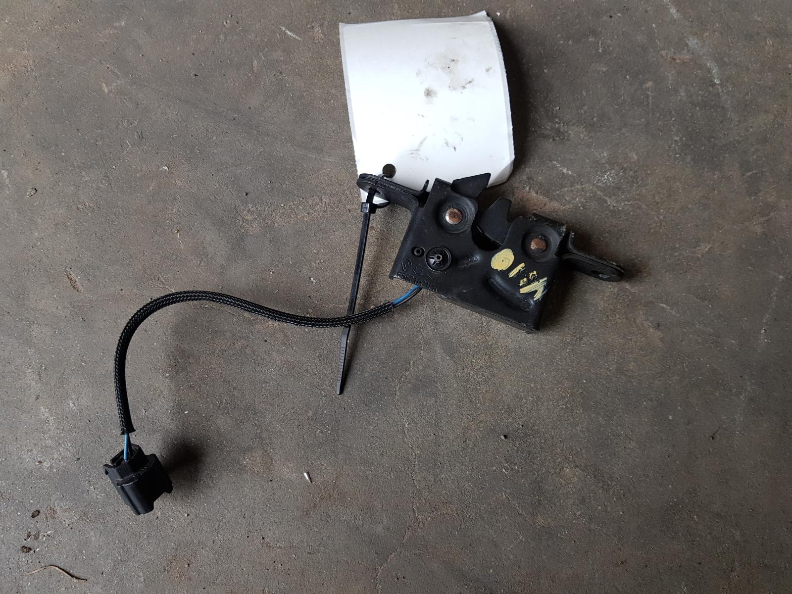 View Auto part Bonnet Lock/Support Renault Megane 2014