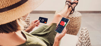 Curve bank card springwise