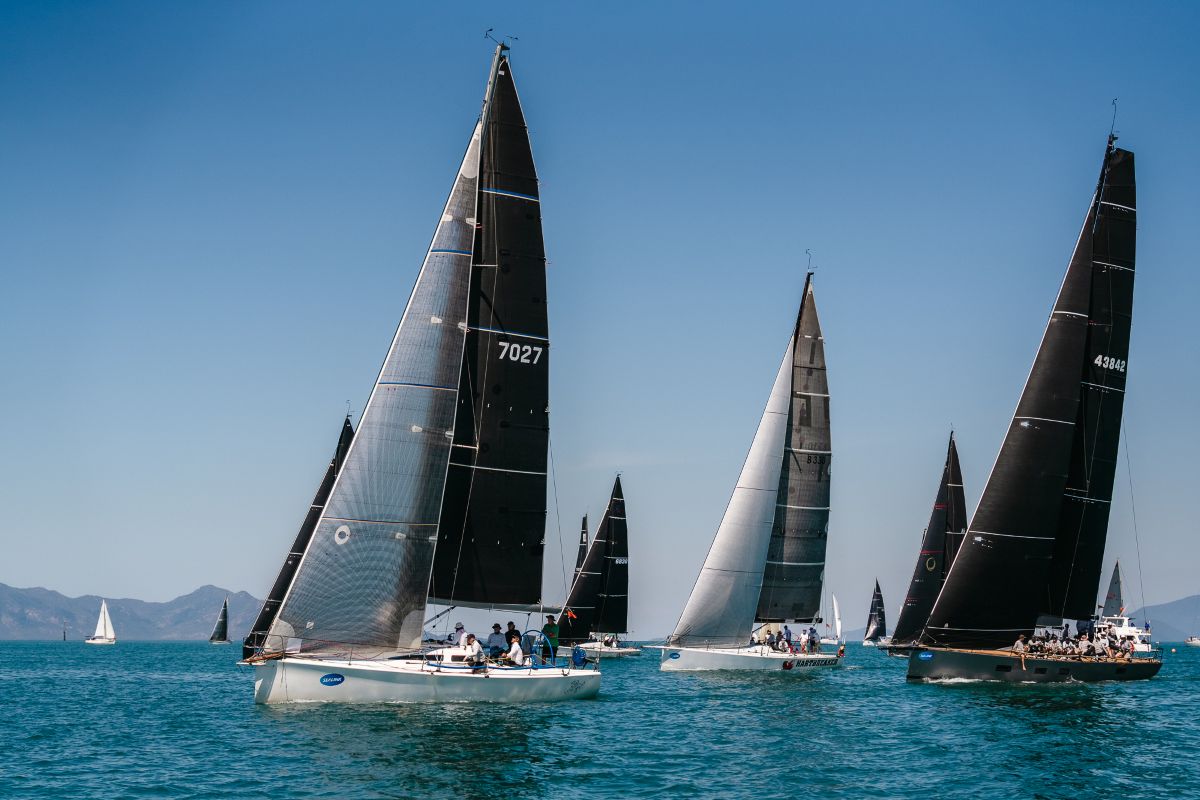 Division 1 away off the start - The Goat (7027) in pole position - Revolution Productions
