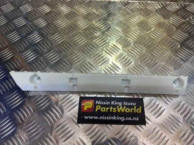 Lr Bumper Retainer