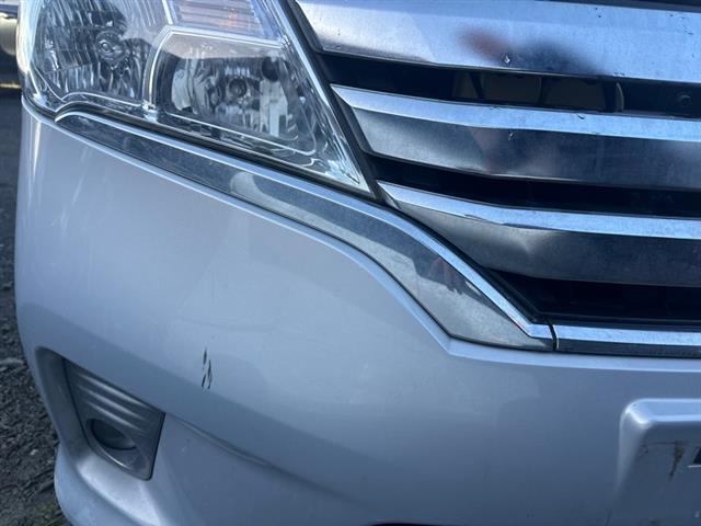 R Headlight Moulding