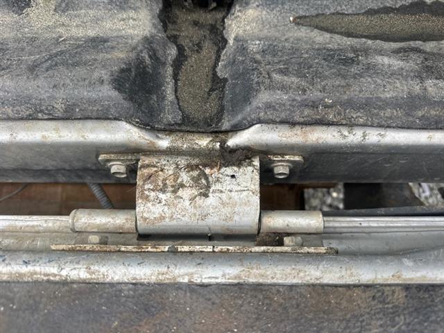 R Lower Tailgate Hinge