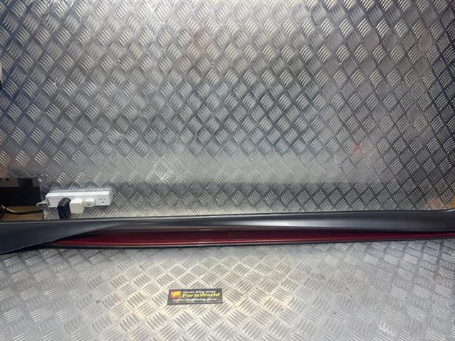 R Side Skirt