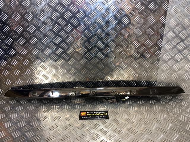 Tailgate Garnish 1 Piece