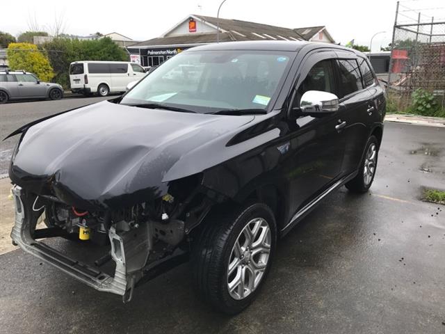 Mitsubishi Outlander - .