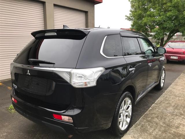 Mitsubishi Outlander - .