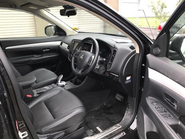 Mitsubishi Outlander - .