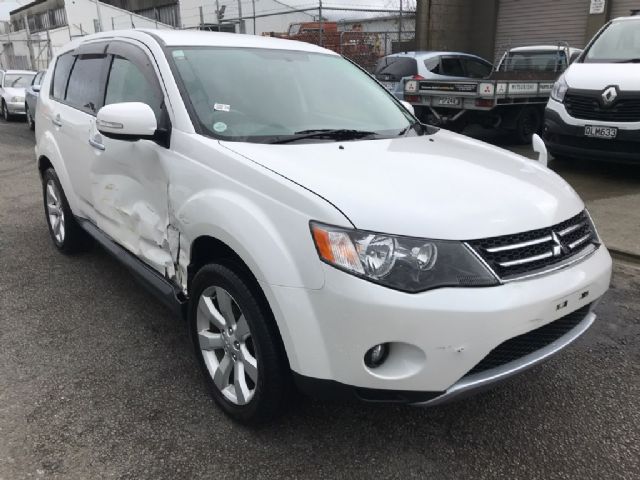 Mitsubishi Outlander - .