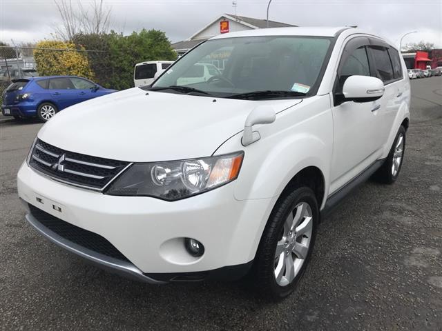Mitsubishi Outlander - .