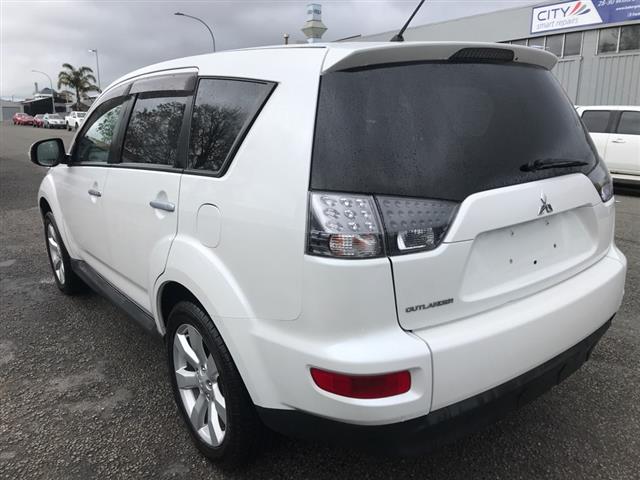 Mitsubishi Outlander - .