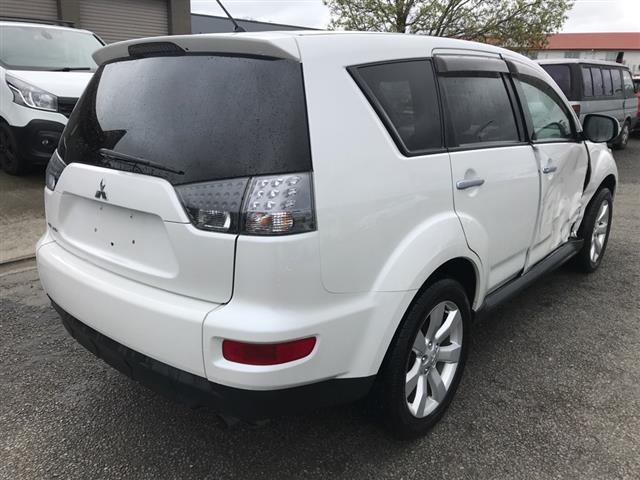 Mitsubishi Outlander - .