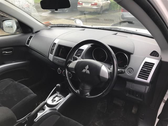 Mitsubishi Outlander - .