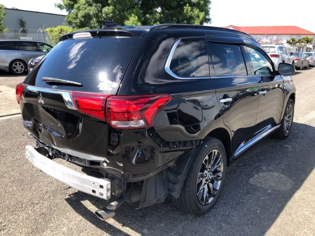 Mitsubishi Outlander - .