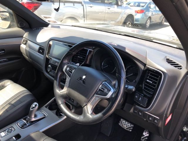 Mitsubishi Outlander - .