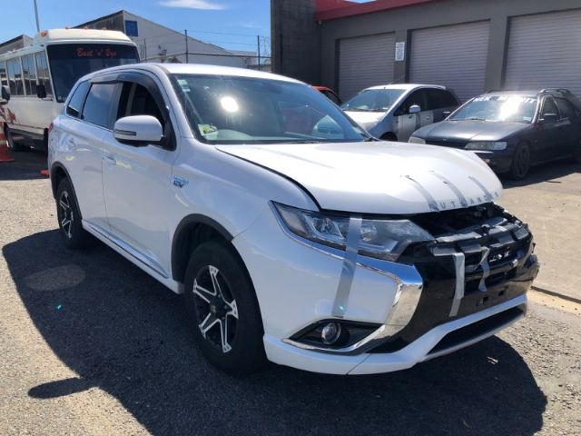 Mitsubishi Outlander - .